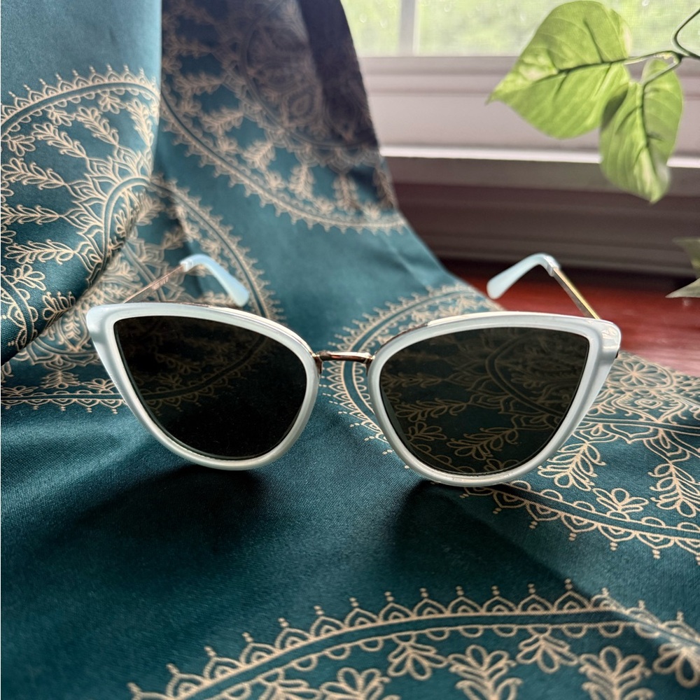 Chic Light Blue Cat-Eye Sunglasses